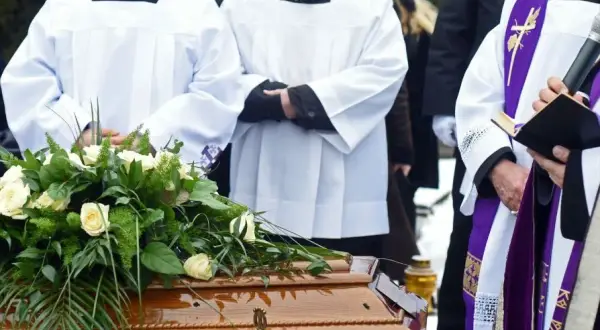 Ile ksiądz bierze za pogrzeb? Poznaj ukryte koszty ceremonii