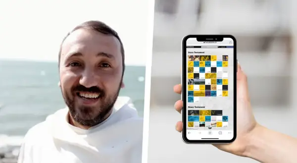 Uśmiechnięty mężczyzna w habicie trzyma smartfon z aplikacją "Niezbędnik katolika czytania na każdy dzień", prezentującą Stary i Nowy Testament.