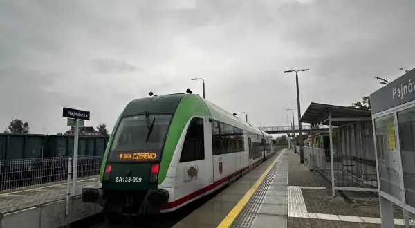 Pociąg do Puszczy Białowieskiej czeka na stacji w Hajnówce.