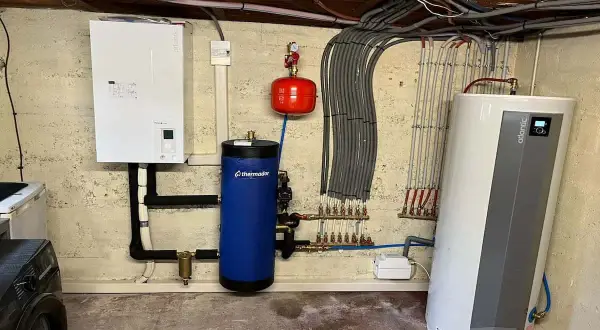 Système de chauffage avec ballon tampon, pompe à chaleur Atlantic et chaudière.