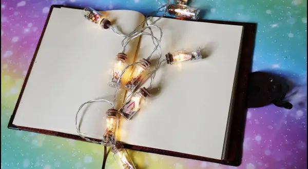 Luces en frascos con runas, evocando el akasha significado y la magia de las palabras.