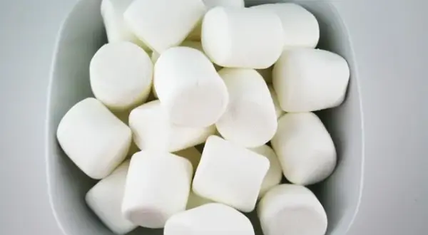 Jak smakują pianki na ognisko? Odkryj ich wyjątkowy smak i teksturę