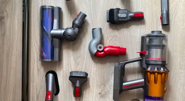 Dyson V12 czy V15 - który odkurzacz lepiej spełni Twoje oczekiwania?
