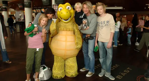 Tommy Nilsson med barn och en stor gul sköldpadda.