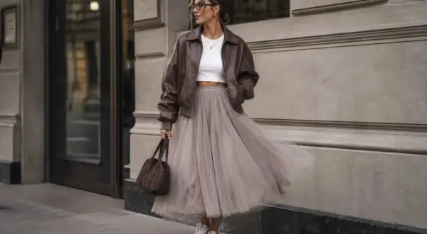 Elegancka spódnica tiulowa dla 40 latki, zestawiona z ramoneską i sneakersami, tworzy modny look.