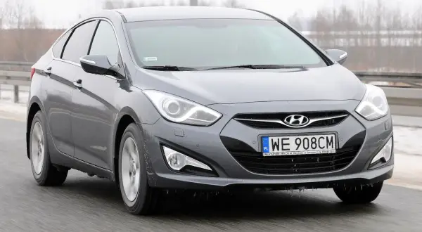 Szary Hyundai i40 1.7 CRDi na drodze. Widać przednią część auta, reflektory i grill z logo.