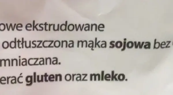 Napis na opakowaniu: Kotlety sojowe ekstrudowane, Składniki: odtłuszczona mąka sojowa bez GMO 96%, skrobia ziemniaczana. Może zawierać gluten i mleko.