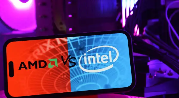 Porównanie procesorów: AMD vs Intel na ekranie smartfona, w tle świecące elementy komputera.
