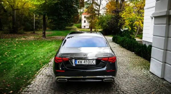 Elegancki Maybach S680 lśni na tle jesiennego parku.