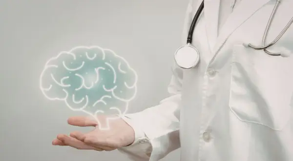 Lekarz prezentuje cyfrowy mózg, symbolizujący badanie neurologiczne.