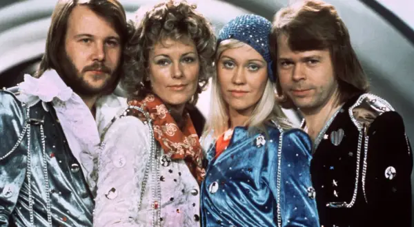 ABBA, eine ikonische Band der 70er, mit ihren schillernden Outfits. Eine tolle Ergänzung für jede "girl bands 70er liste".
