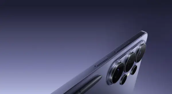 Szukasz informacji, jak przywrócić aparat w telefonie Samsung? Zobacz zbliżenie na moduł aparatów i rysik w nowym modelu.