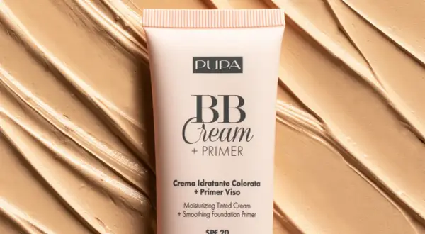 Tubo di BB Cream Pupa su fondo sfumato color carne. Crema idratante colorata viso al posto del fondotinta per un incarnato perfetto.