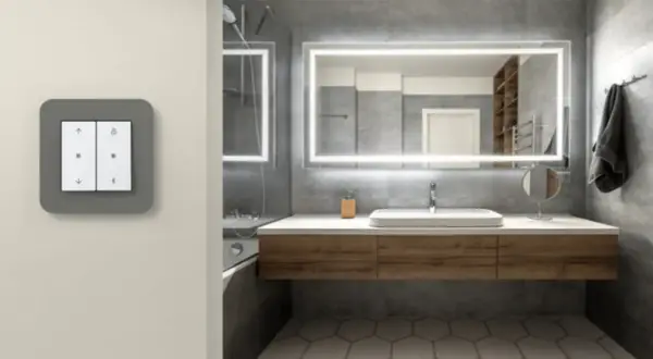 Moderner Schalter mit Pfeilen und Schloss-Symbolen, ideal platziert in **Abstand zur Steckdose** und zum **Waschbecken** im stilvollen Badezimmer.
