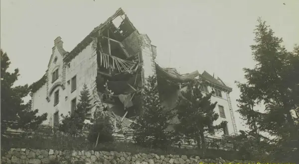 Un sanatorium des Vosges, autrefois majestueux, est aujourd'hui en ruines, témoignant d'une destruction massive.