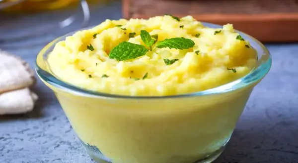 Aksamitne puree z selera i ziemniaków, udekorowane listkami mięty. Idealne jako dodatek do obiadu.