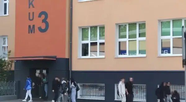 Czy pełnoletni uczeń może zastrzec aby oceny przed rodzicami?