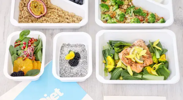 Jak wygląda dostawa cateringu dietetycznego i co warto wiedzieć