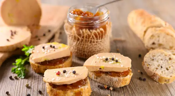 Tranches de foie gras sur pain grillé avec confiture, poivre et sel. Un délice qui, malgré sa richesse, peut avoir des bienfaits pour la santé.
