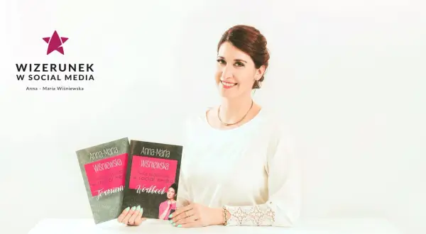 Uśmiechnięta influencerka Anna-Maria Wiśniewska prezentuje swoje książki o wizerunku w social mediach.