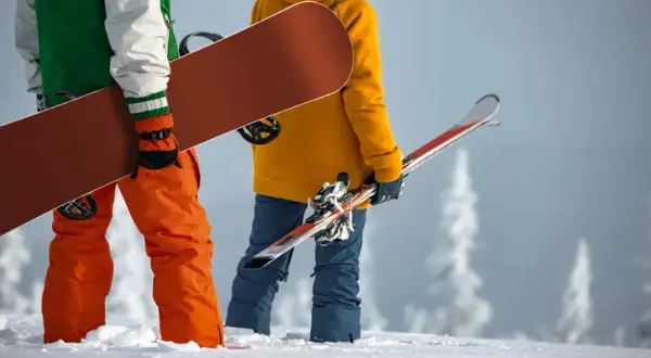 Narty czy snowboard na początek? Sprawdź, co wybrać!