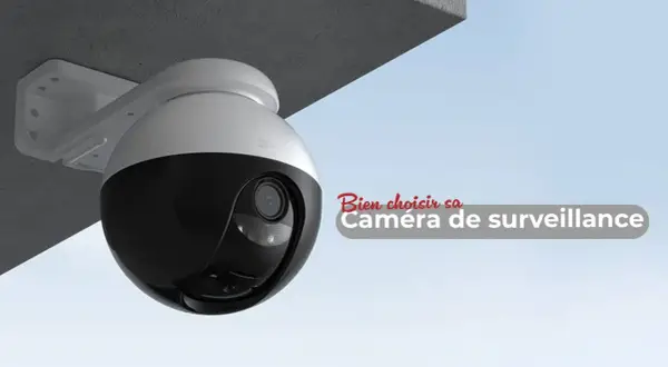 Caméra de surveillance extérieur moderne, fixée sous un auvent, prête à veiller sur votre propriété.