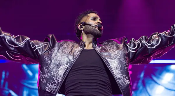 Jason Derulo rockt die Bühne in Deutschland in einer auffälligen Lederjacke mit weißen Stickereien.