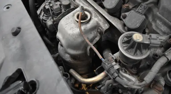 Silnik Kia z widocznym czujnikiem tlenu, potencjalnie powiązanym z błędem DTC P2096.