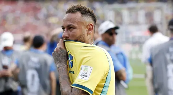 Neymar w żółtej koszulce Brazylii, zamyślony, jakby czuł, że to koniec kariery.