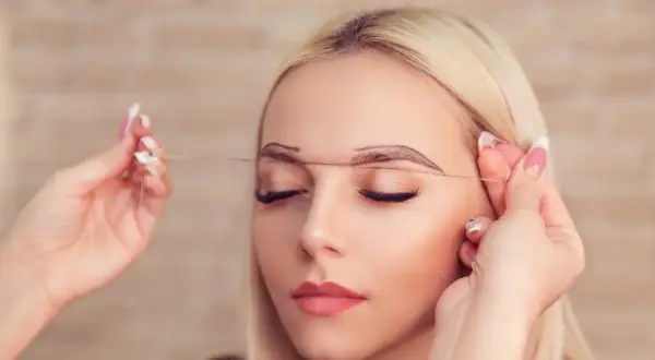 Kobieta z zaznaczonymi brwiami, przygotowanie do zabiegu microblading brwi co to jest.