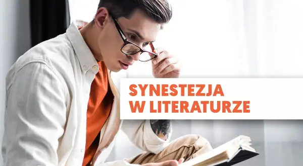 Młody mężczyzna w okularach czyta książkę. Tekst na obrazie wyjaśnia, co to synestezja w literaturze, opisując zjawisko przenikania się zmysłów w tekstach.