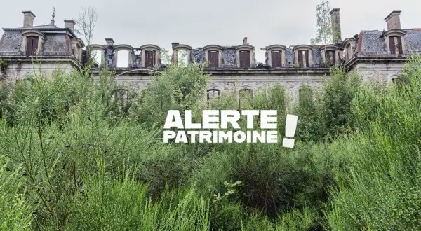 Végétation luxuriante envahissant un monastère abandonné, toits délabrés et fenêtres vides. "Alerte Patrimoine" en surimpression.