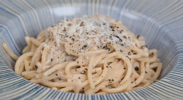 Słowiańskie spaghetti: prosty przepis na wyjątkowe danie z makaronem