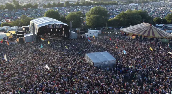 Tłum ludzi na festiwalu, scena "The Park" i namioty. To musi być największy koncert na świecie!
