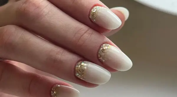 Eleganckie paznokcie mleczne z brokatem, które dodają blasku każdej stylizacji.