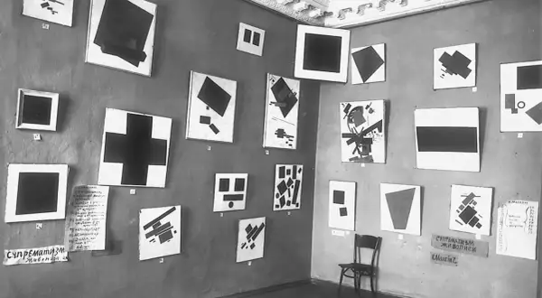 Eine Galerie zeigt Werke des Suprematismus, darunter viele schwarze Quadrate und andere geometrische Formen.