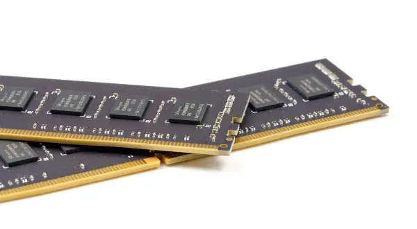 Moduły pamięci RAM na białym tle. Czy 32 GB to dużo? Taka ilość pamięci RAM zapewnia płynność działania nawet w wymagających grach i programach.