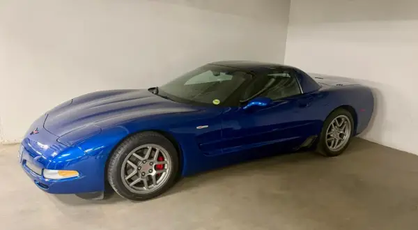 Blå Corvette C5 till salu, en ikonisk sportbil med tidlös design.