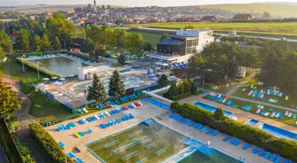 Kompleks basenów i wypoczynku z leżakami, idealny na wakacje. Sprawdź vrbov bungalow cennik.