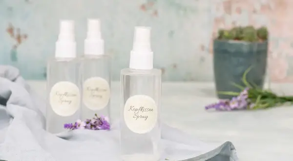 Drei Sprühflaschen mit Lavendelduft, perfekt zum Kissenspray selber machen. Ein Hauch von Entspannung für Ihr Zuhause.