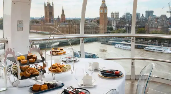 Un delizioso afternoon tea a Londra, con vista sul Tamigi e sul Parlamento. Dolci e salati su più livelli, pronti per essere gustati.
