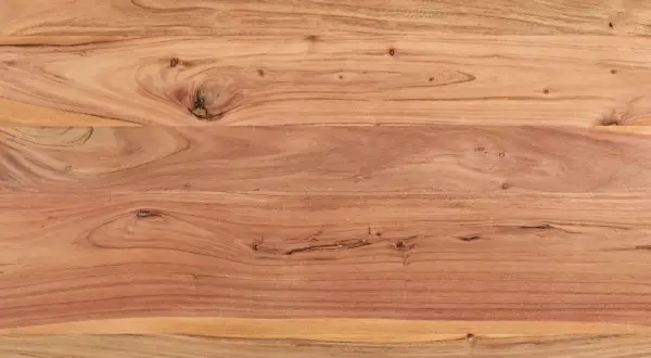 Holzmaserung von Akazienholz, ideal für die Akazienholz Pflege. Natürliche Brauntöne mit Astlöchern.