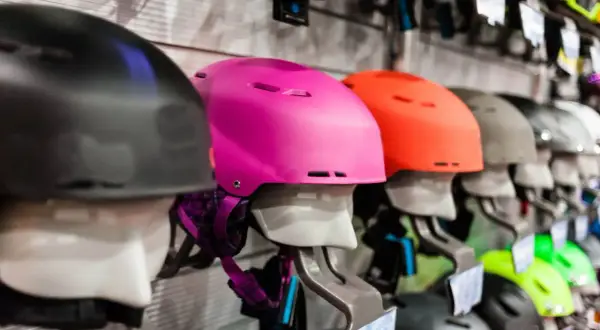 Kask na narty - jak wybrać bezpieczny i komfortowy model?