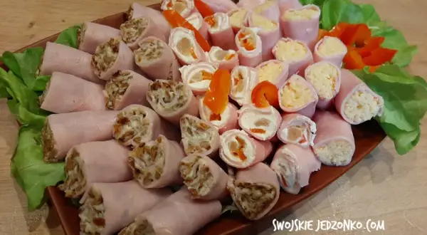 Pyszne przekąski na imprezę: roladki z szynki z farszem z serka i warzyw lub z ziarnami.