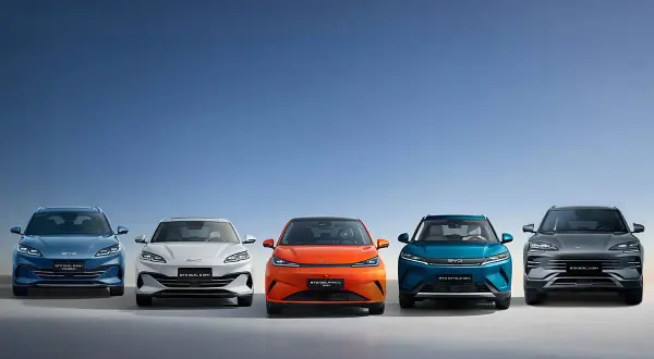 Cinco autos eléctricos BYD en fila: azul, blanco, naranja, azul y gris. El byd significado es futuro.