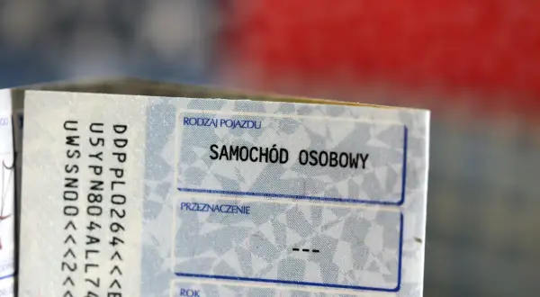 Dowód rejestracyjny samochodu osobowego. Jazda z zatrzymanym dowodem rejestracyjnym to ryzyko mandatu i problemów.
