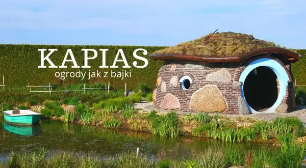 Ogrody Kapias jak z bajki, z domkiem hobbitów i łódką. Najlepiej zwiedzać je wiosną lub latem, gdy wszystko kwitnie.