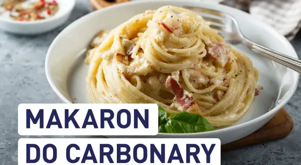 Pyszny makaron do carbonary, idealnie kremowy, z kawałkami boczku i posypany pieprzem.