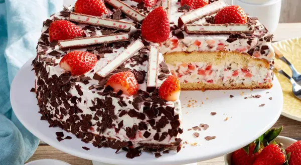 Eine köstliche Yogurette Torte mit frischen Erdbeeren und Schokostückchen, bereit zum Genießen.
