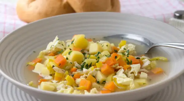 Herzhafte Gemüsesuppe mit Chinakohl, Kartoffeln und Karotten. Ein leckeres Gericht, das sich gut für Chinakohl Rezepte eignet.